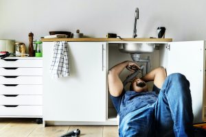 imgi_32_plumber-man-fixing-kitchen-sink-1536x1024